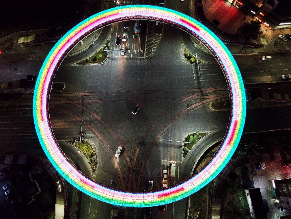 十分惹人注目这座大和站环形天桥连接东南西北直径超过40米//大和站