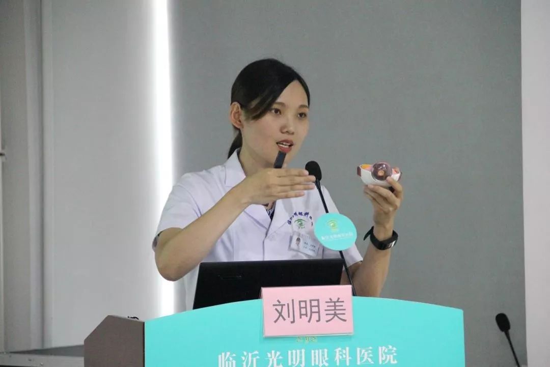 临沂光明眼科医院的刘明华院长还细心地为他们每人都准备了一个拉杆箱