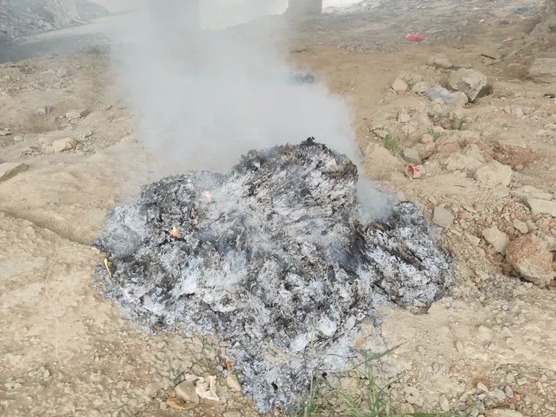 实拍德安中元节烧包袱现场但这件事千万别在城区做违者将被处罚