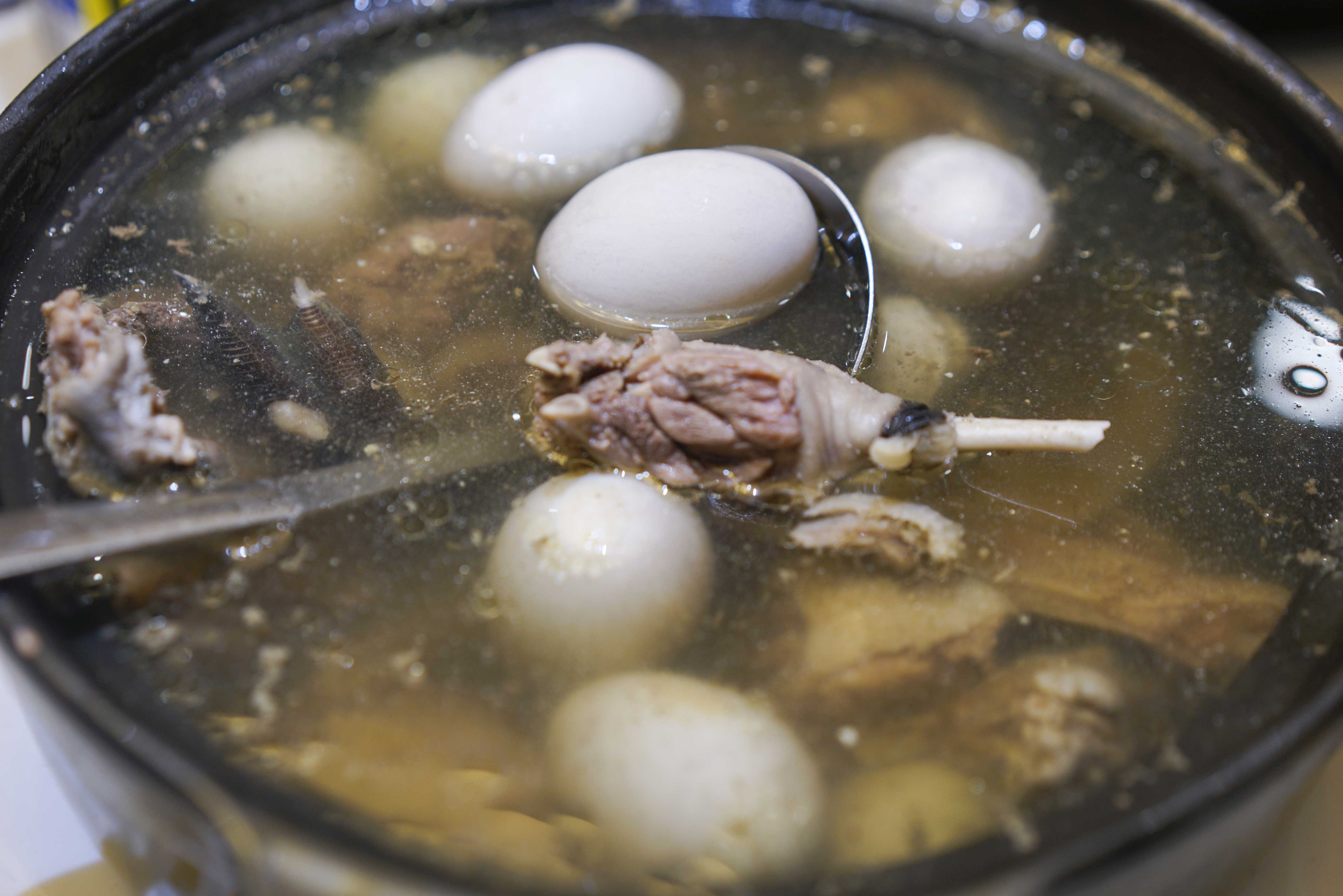 这家社区大排档因这道连城白鸭汤而深受欢迎