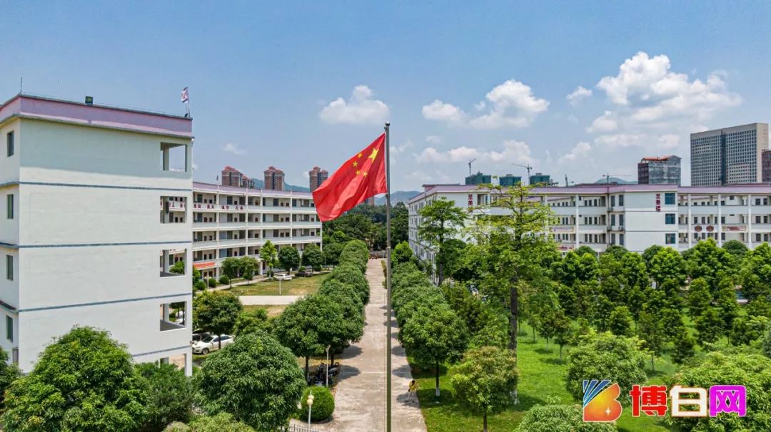 天空之眼瞰博白航拍博白县实验中学大实验的学子快来围观