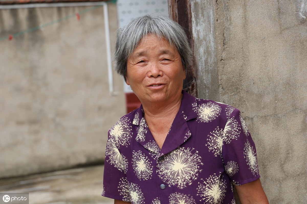 38岁农民爱上男扮女装穿上旗袍比女人还娇媚称都是为了生活