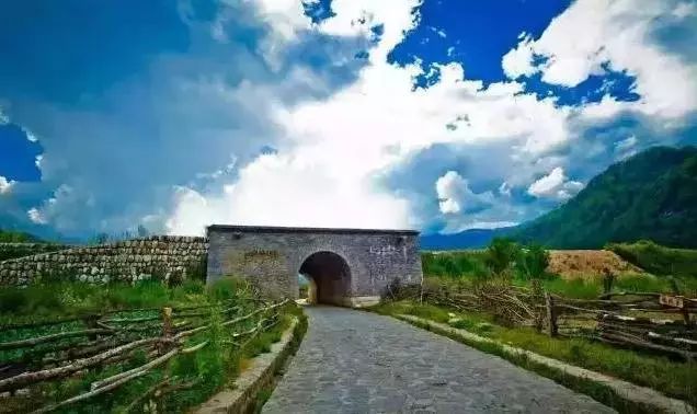 诸如用卵石堆砌成的老县城城墙县城内保留有许多清代遗迹俗称周至老