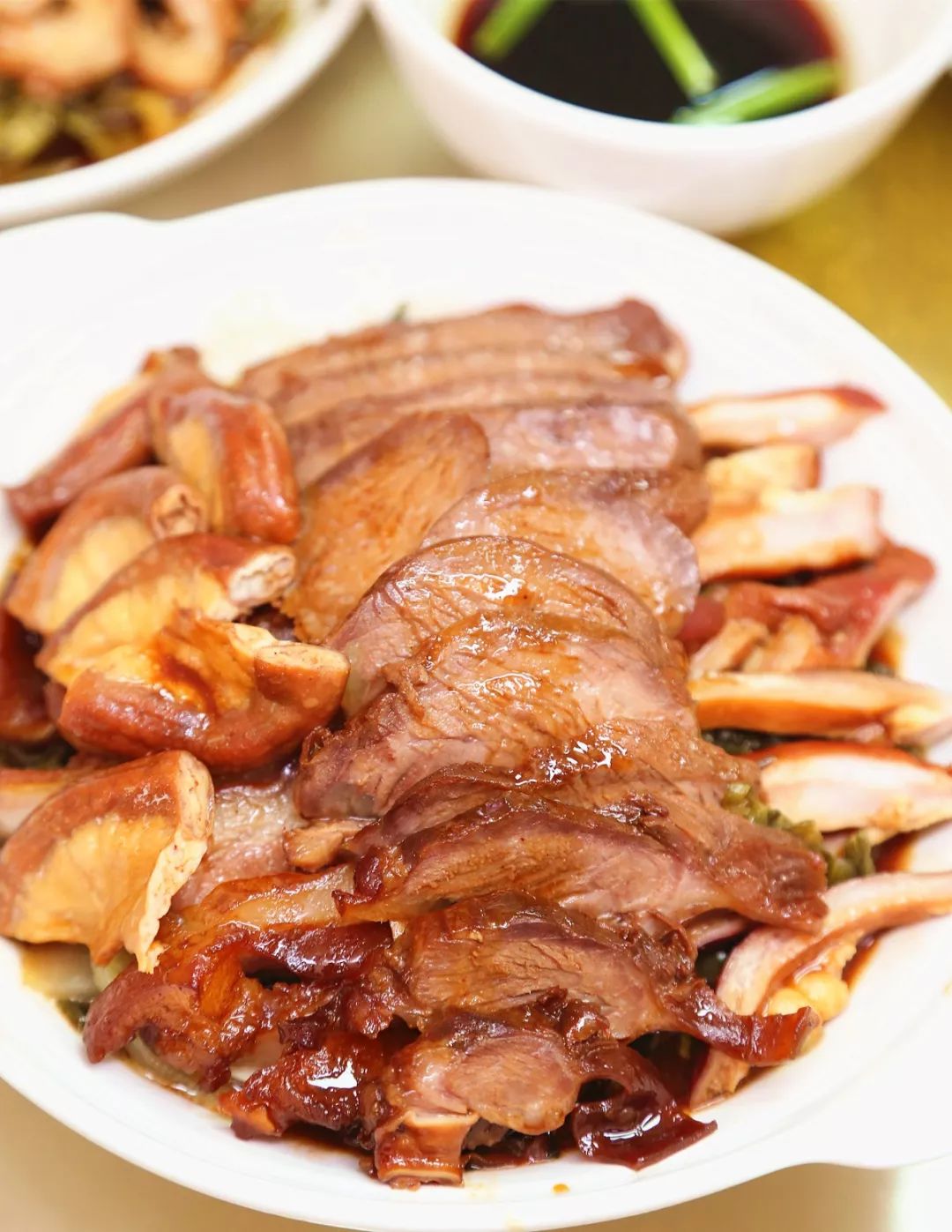 意达的这份拼盘也是诚意满满猪肚,隔山肉,粉肠,猪耳朵整整齐齐地码在