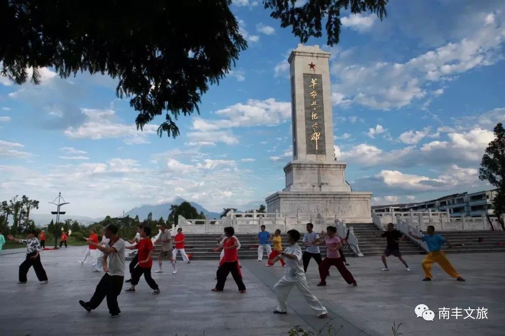 4,琴湖公园南丰第一座休闲广场,位于繁华的仓山路,广场上健个身,溜个