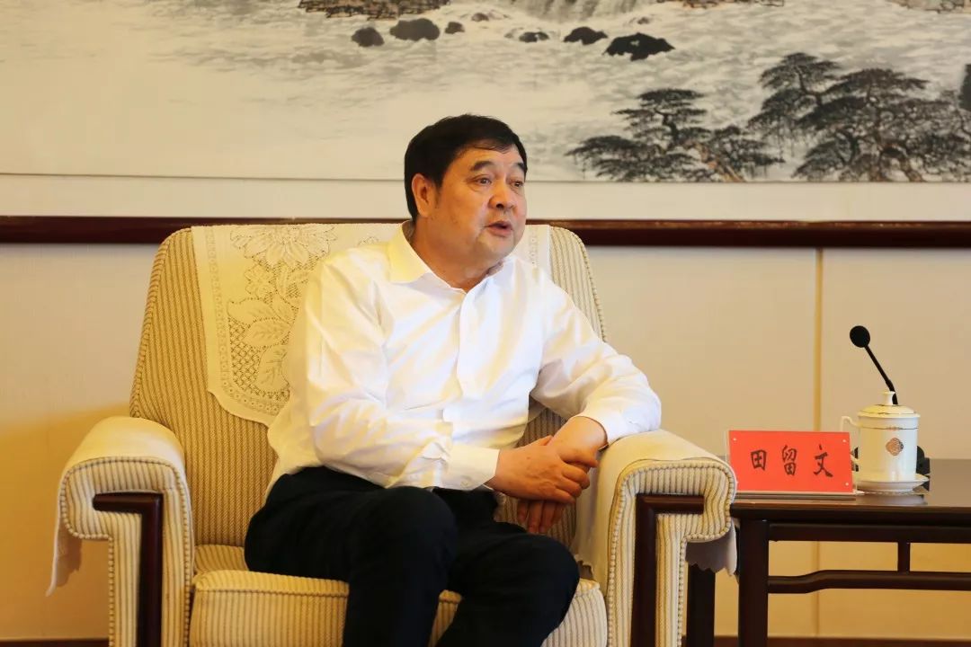 田留文指出,"要开放,先民航",鄂尔多斯自然资源丰富,自然环境优越