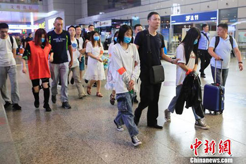 上海警方将200余名扮美女诈骗嫌疑人押解回沪