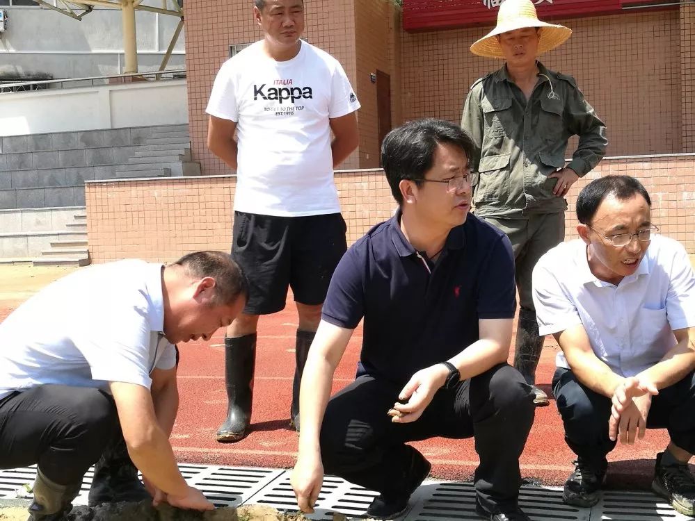 (图为区教育局党委书记,局长黄生云来校慰问,指导灾后自救)(图为学校