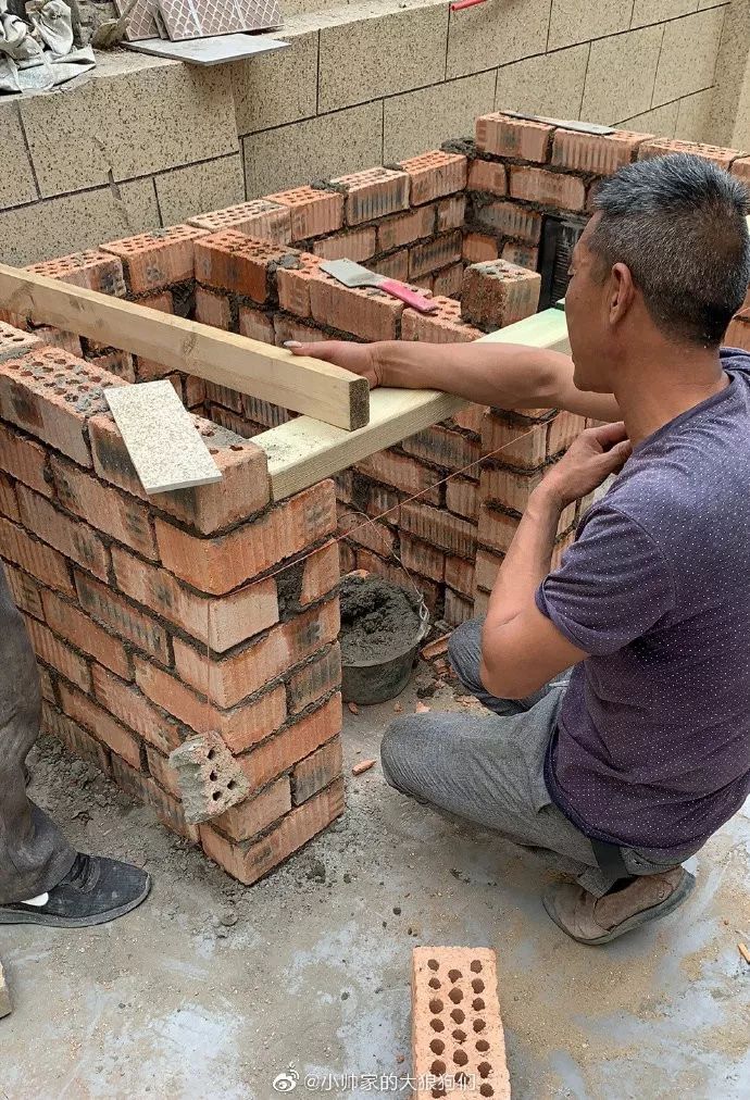 既然拦不住壮壮,小帅琢磨,那不如把狗窝建的舒服点,让它舍不得走.