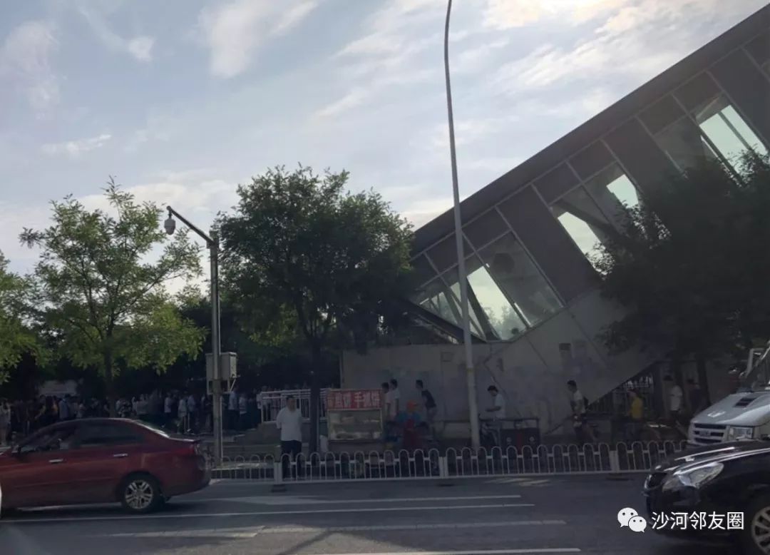 早高峰掐准时间点地铁昌平线沙河高教园站享受空车待遇