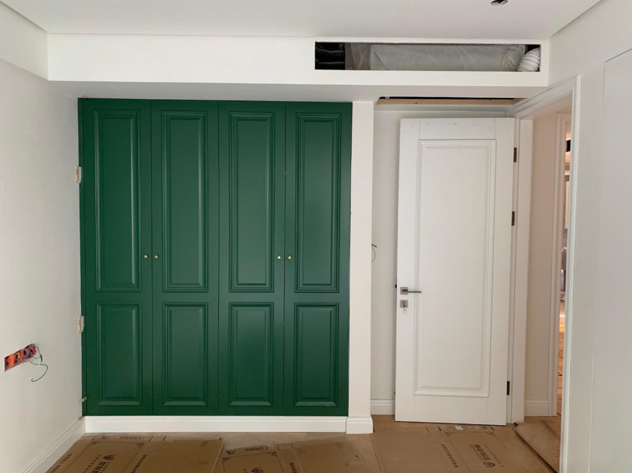 上图中的案例,如果房门能往南再移动60公分左右(衣柜的厚度),衣柜就