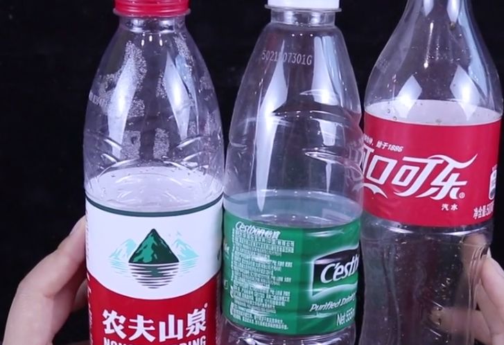 生活中的各种矿泉水瓶,碳酸饮料瓶等,都是这种材料制作而成,其特点是