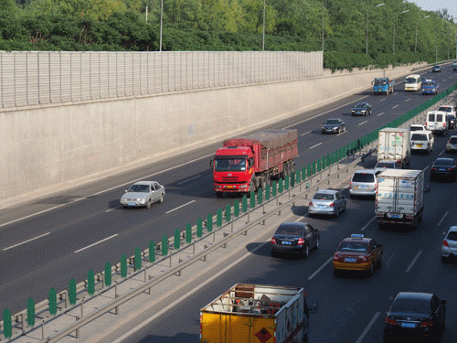 2万辆,在老石安路封闭施工前昆楚高速公路平均流量为6.