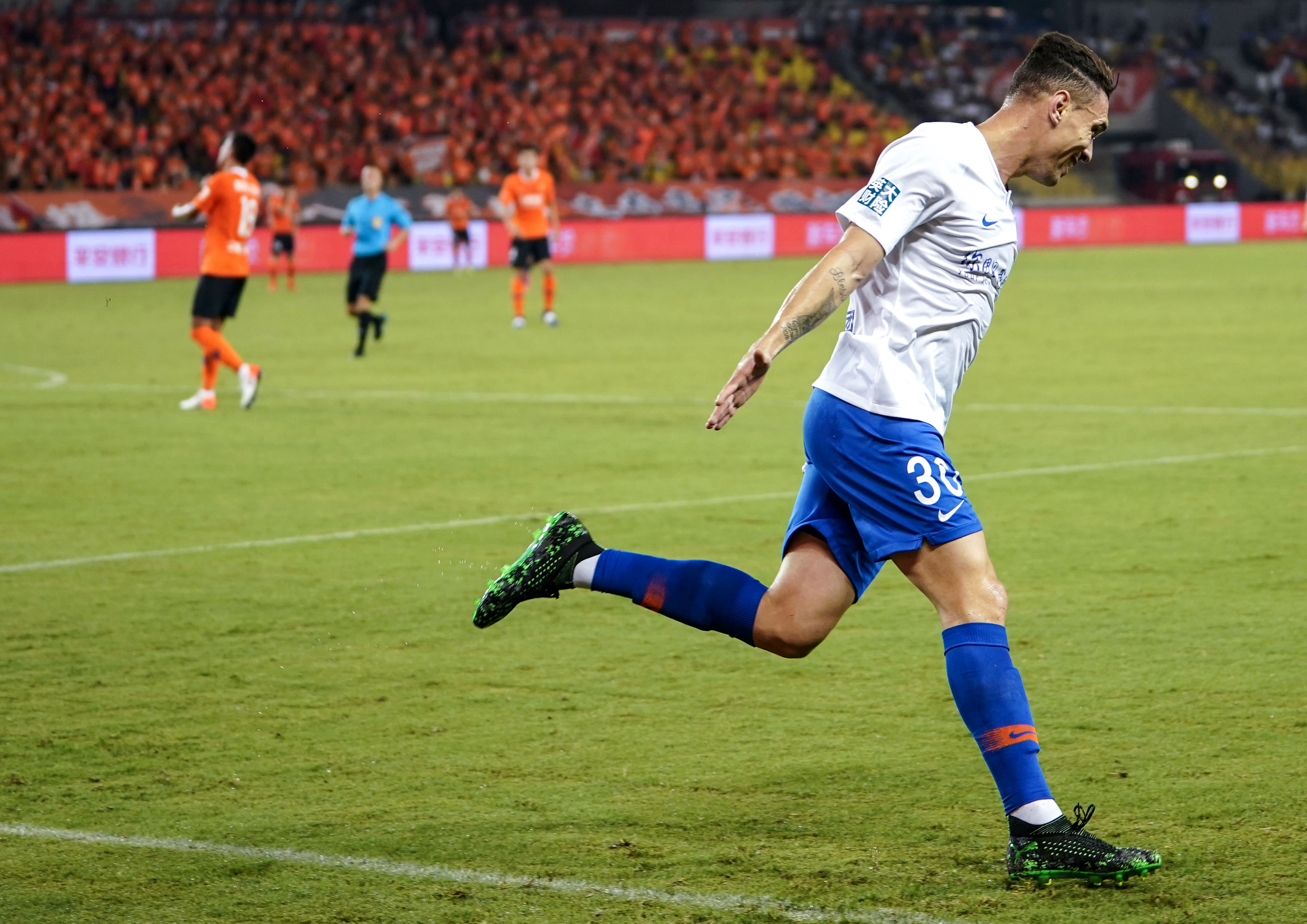 8月15日,山东鲁能泰山队球员莫伊塞斯在进球后庆祝.