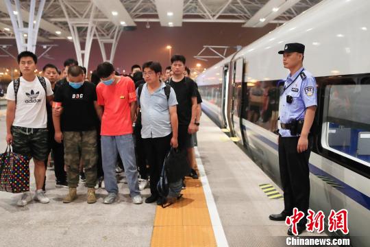 上海警方将200余名扮美女诈骗嫌疑人押解回沪