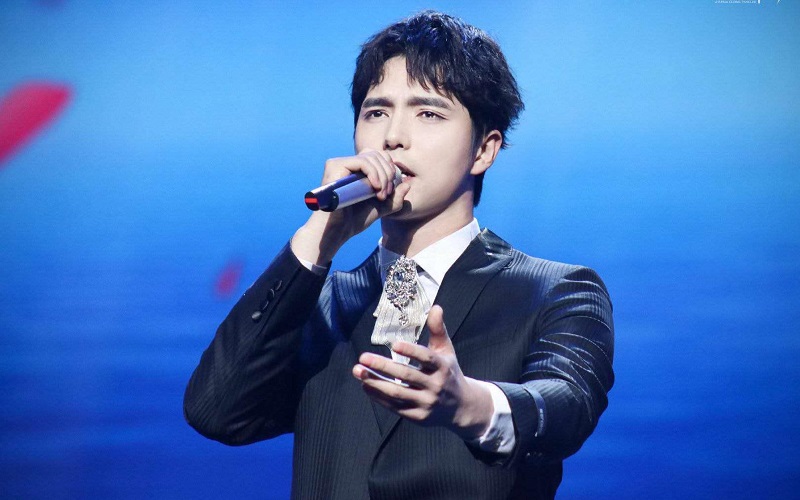 阿云嘎用细腻的声音演唱歌曲这样的你描绘每一个勇敢瞬间