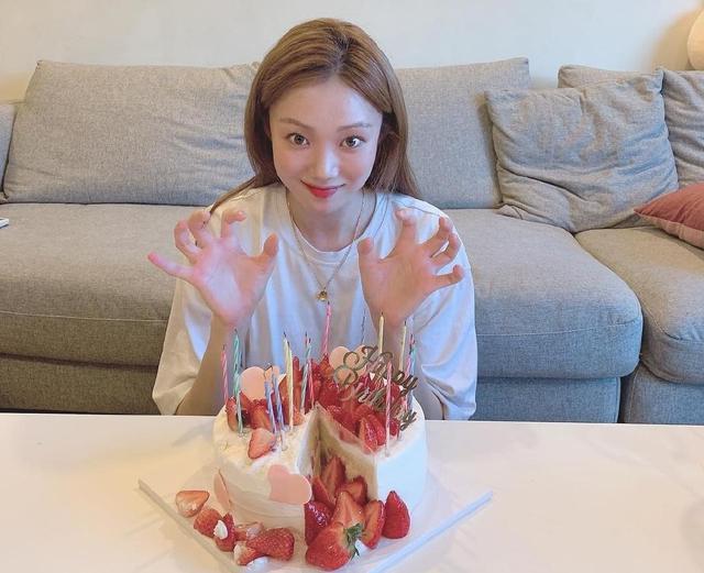 李圣经晒庆生照连换4套造型红唇抢镜