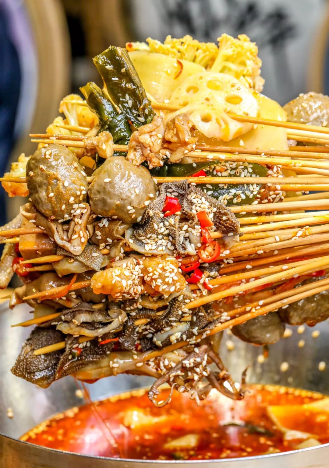 红椒绿椒和芝麻,色彩鲜艳的冷锅串串让人食欲大增~地道的成都冷锅串串