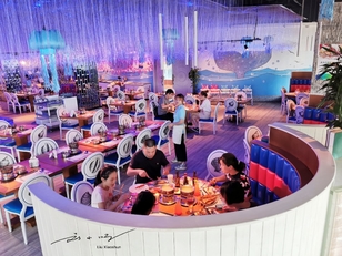 原创海南三亚最美海鲜自助餐厅游客谁说在三亚就不敢吃海鲜