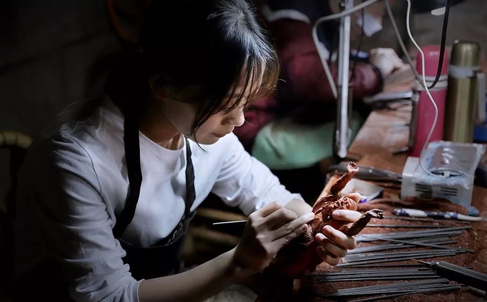 最美手艺人,才27岁,业内人竟称她木雕大王!