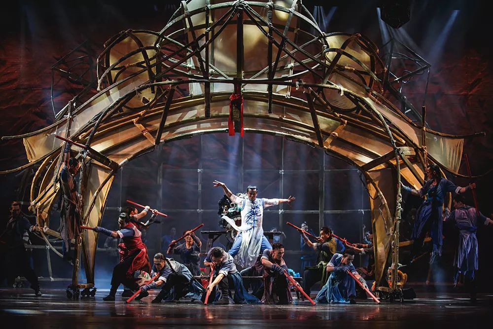 在三幕"狮王争霸"中,编导巧妙的将英歌棒及中国武术棍术进行结合,表现