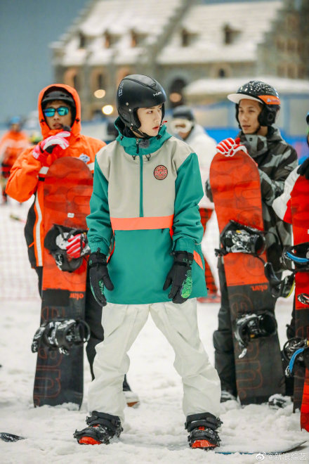 王一博极限青春最新滑雪look新鲜出炉是滑雪场里最酷的小孩没错了