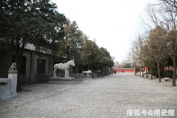 自古帝王之墓为陵,圣人之墓为林,袁世凯墓效仿"孔林","关林"而称"袁林