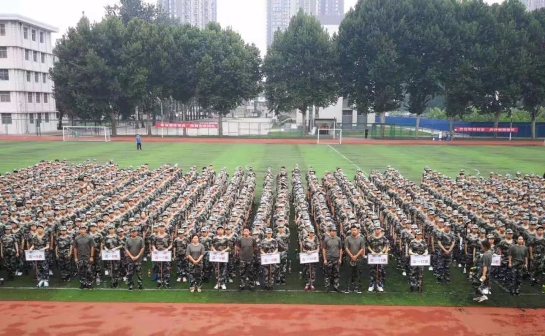 洛阳理工学院附中你家娃穿上军装帅不帅!快来看看我们是认真的!