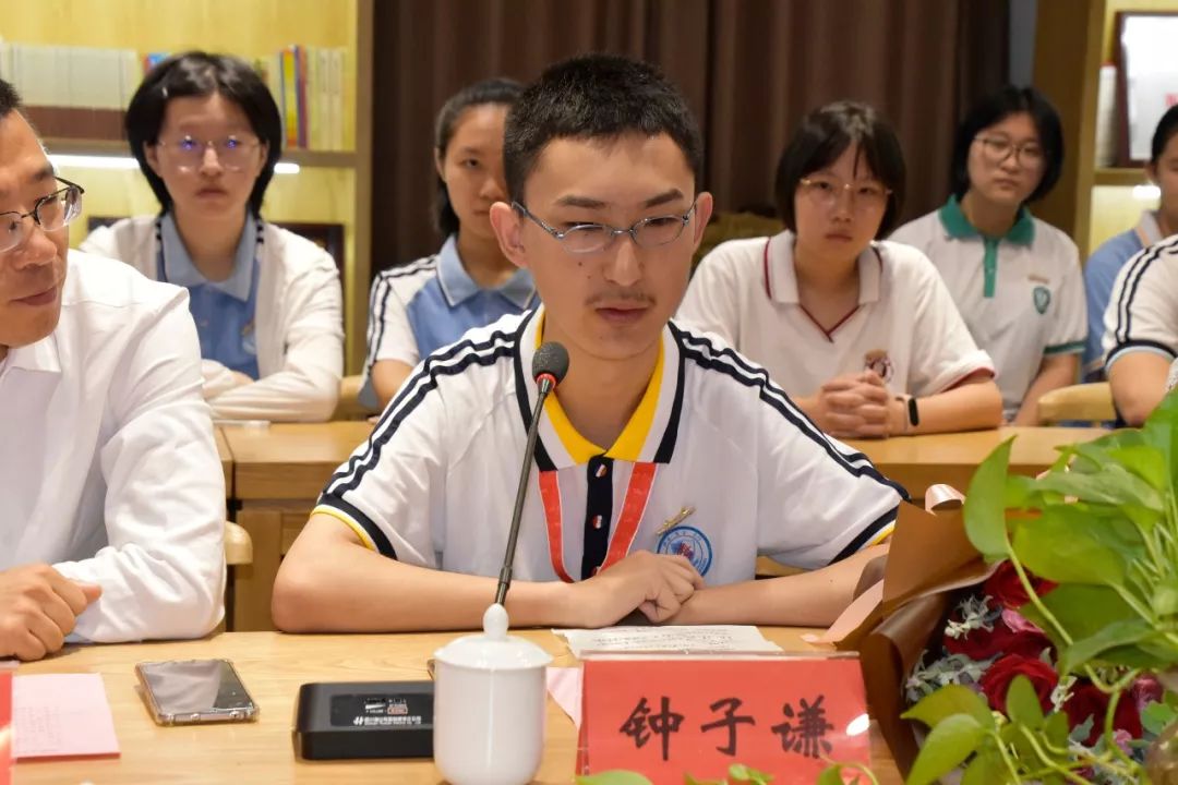 要闻 | 市教育局向福州三中致贺信,钟子谦获奖学金10万元,其奋斗故事