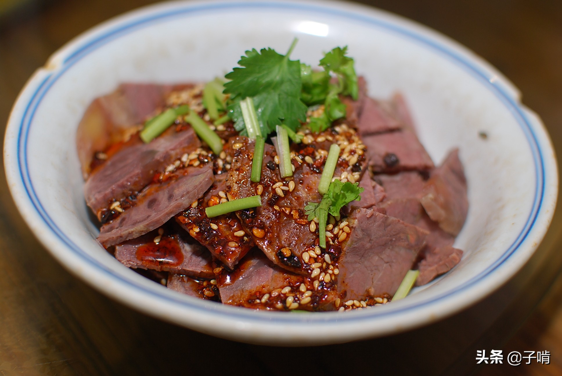 哥仨去陕菜馆点四个荤菜,各个都是下酒菜120元,看着简单吃着香