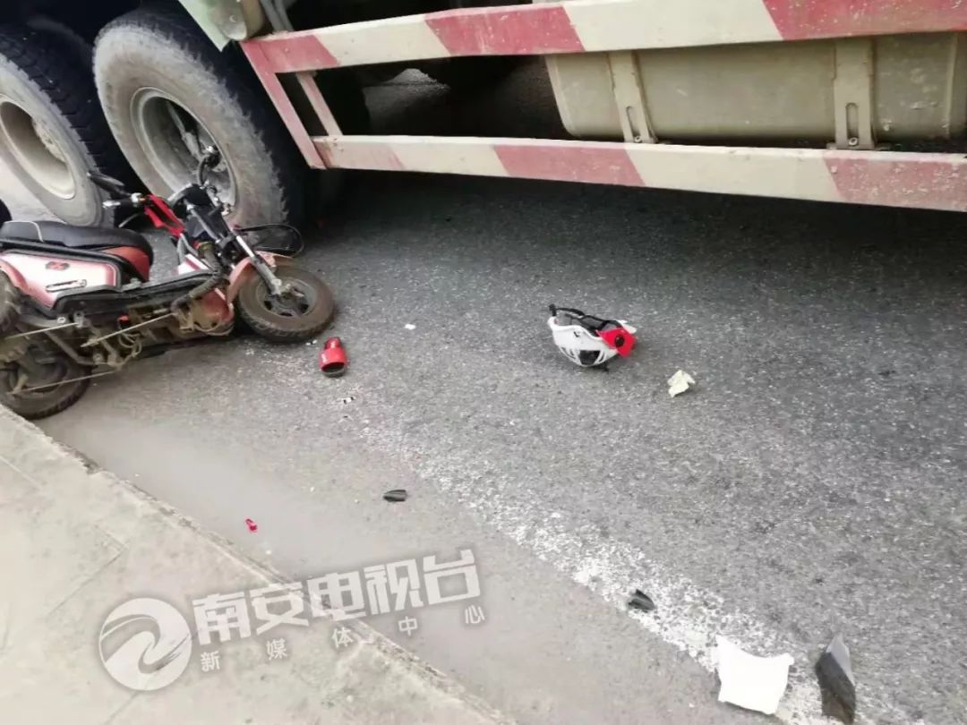 今天,柳城大桥附近接连发生3起交通事故,现场