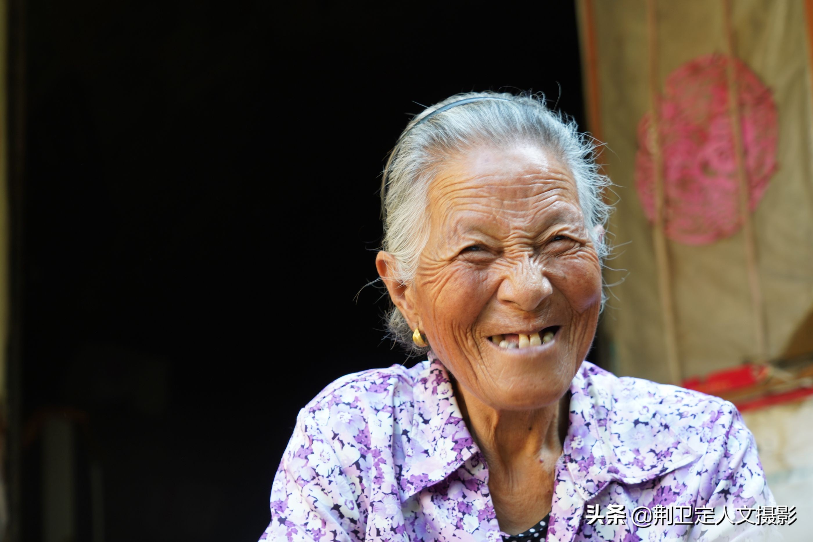 农村8旬大娘,酷暑天屋里生火炉,说窑洞太凉,看啥情况