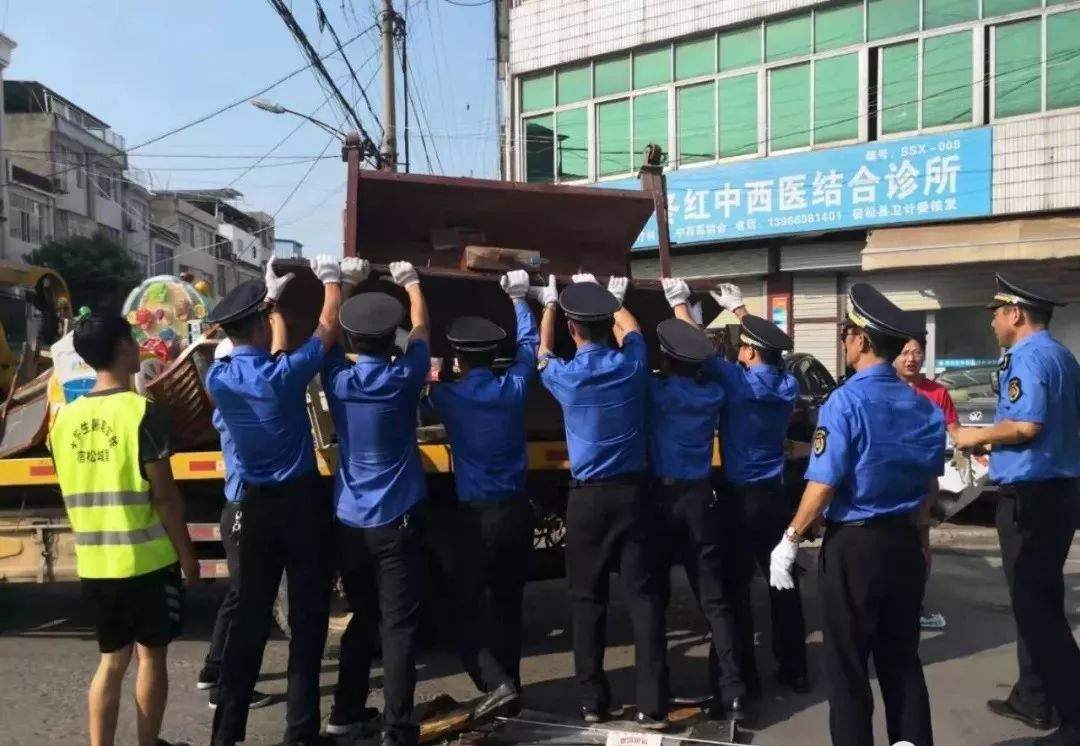 宿松城管从严整治裕民路出店经营扣押肉凳7个