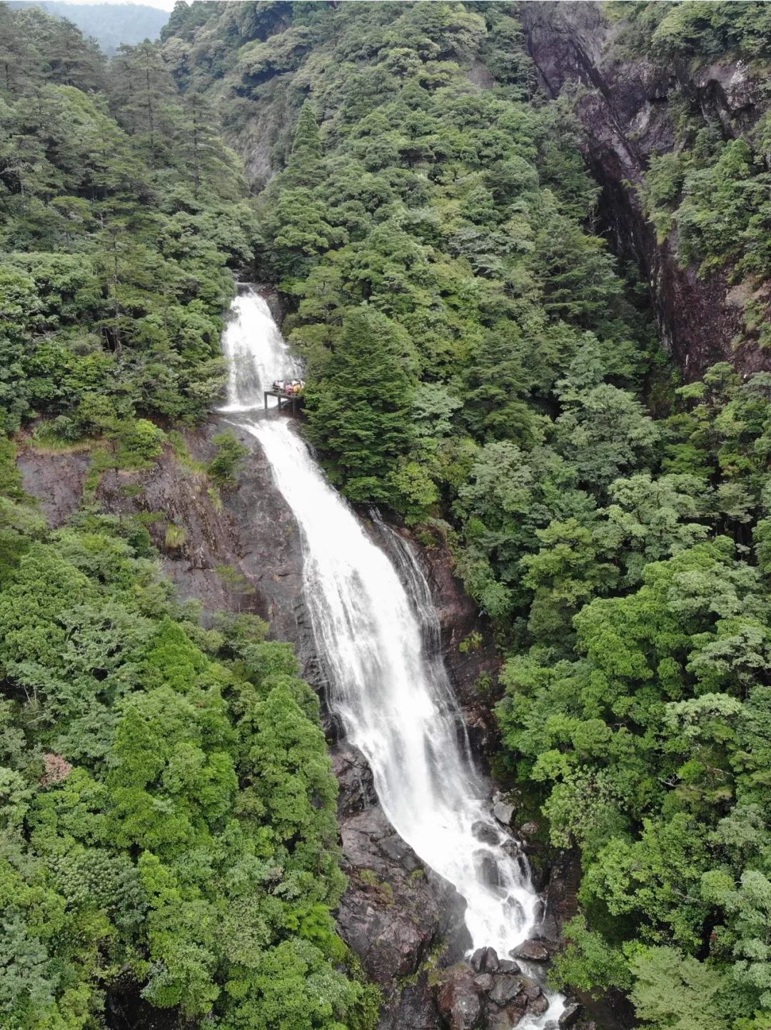 宋城龙泉山旅游区开放瀑布餐厅游客吃火锅清凉避暑