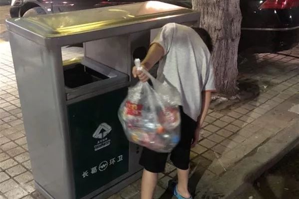 潩水路一五岁半男孩儿:谁在逼他天天从垃圾箱捡垃圾卖钱!
