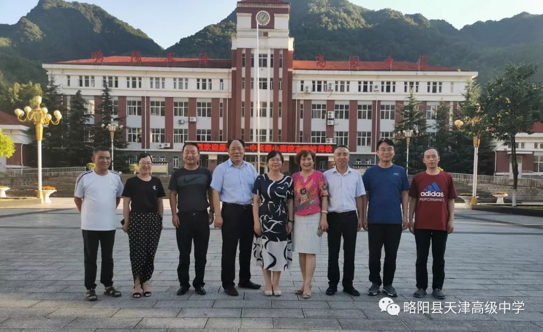 原略阳一中英语小班创办者廖滢老师携校友回访母校