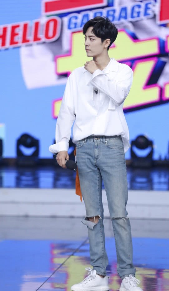 肖战是啥宝藏男孩?白衬衫 牛仔裤也穿那么帅,满屏初恋气息