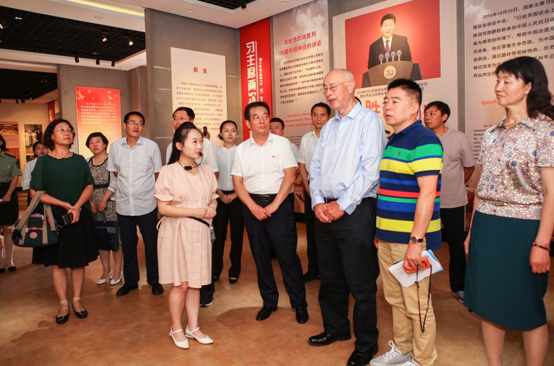 林迈可和李效黎的长子詹姆斯林赛来离石区参观访问