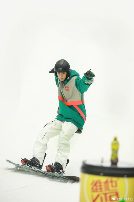 王一博极限青春最新滑雪look新鲜出炉是滑雪场里最酷的小孩没错了