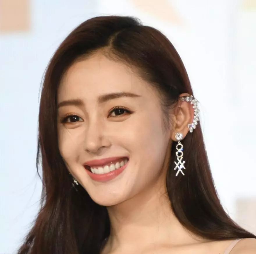 原创没耳洞你也能戴耳环张天爱的耳骨夹自带贵妇范搭礼服更惊艳了