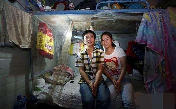 原创年轻妈妈和老公住工地一间屋子5对夫妻一个窗帘代表一个房间