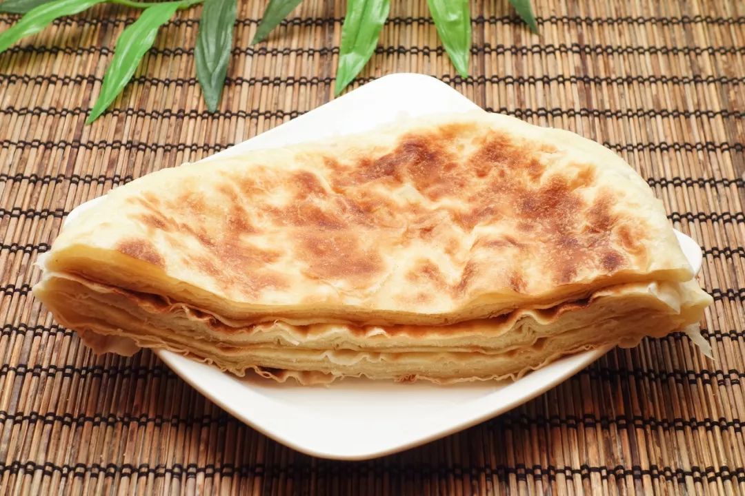 想烙一张合格的天津大饼,锅里不能有太多油,只要一点点保证不粘锅就行