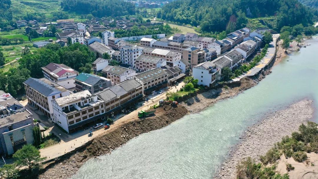 8月10日凌晨,山洪造成乐清县道卓庄线竹园桥坍塌,该桥是龙西乡通往