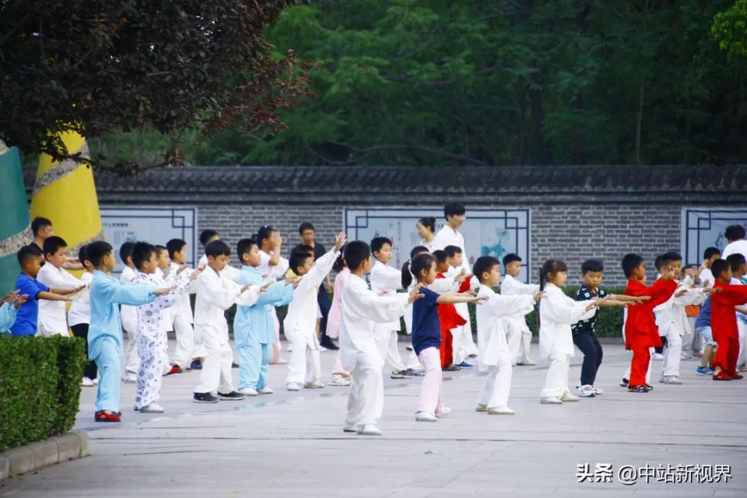 孩子们练习太极拳一招一式都很认真.孩子们在练习忽灵式太极拳.