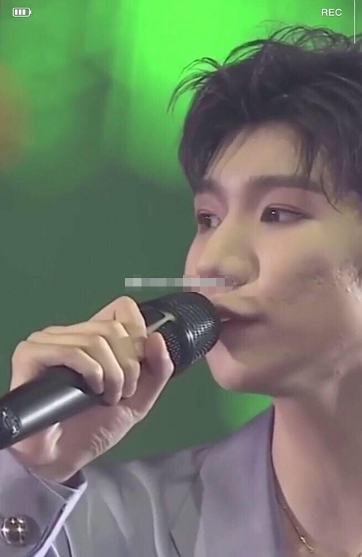 王源嫩的掐得出水未修图一脸痘坑太一言难尽吸烟的影响太大了