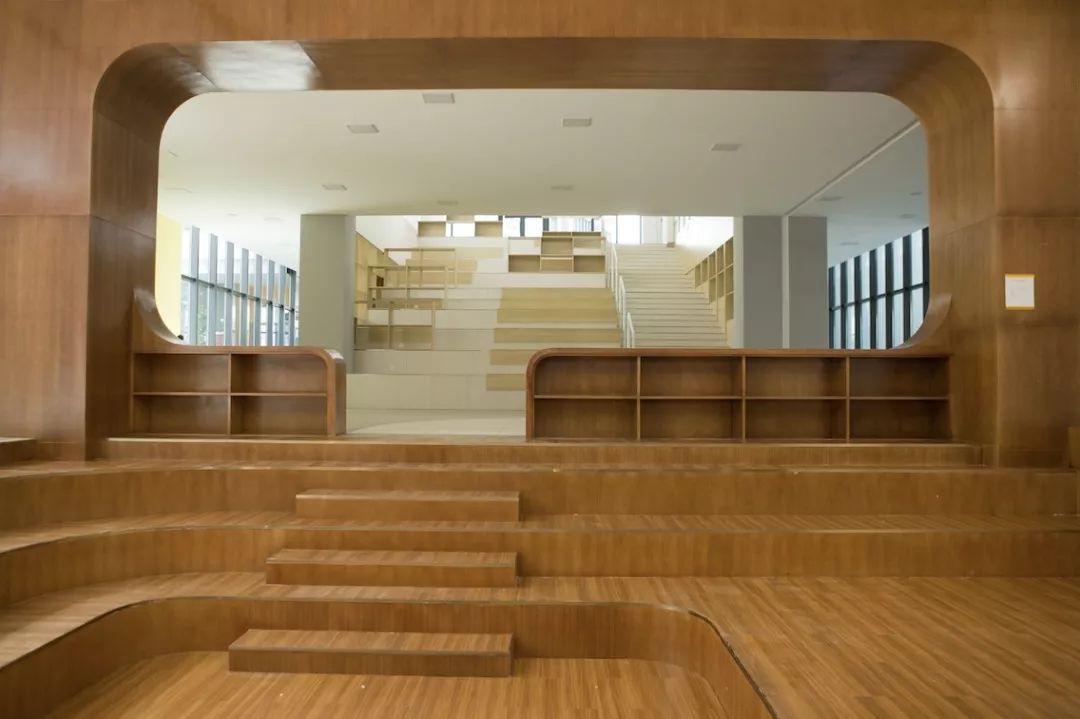 学生剧场多媒体报告厅下沉式科学中心图书馆各类实验室将让孩子动起手