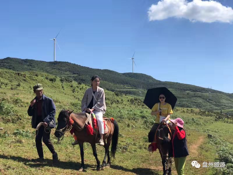 在乌蒙大草原,标配的骑马漫游,颇受游客青睐,尤其是住惯了大城市的