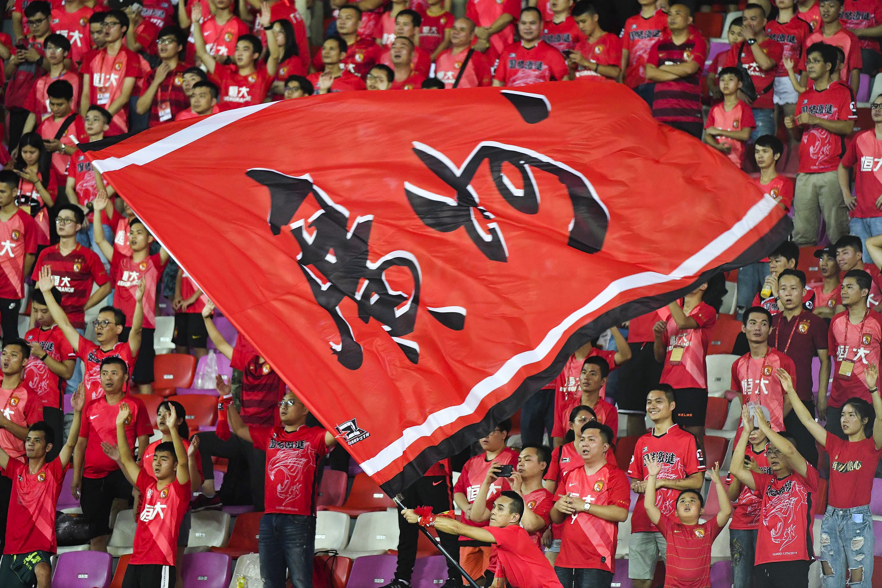 足球中超:广州恒大淘宝对阵重庆斯威