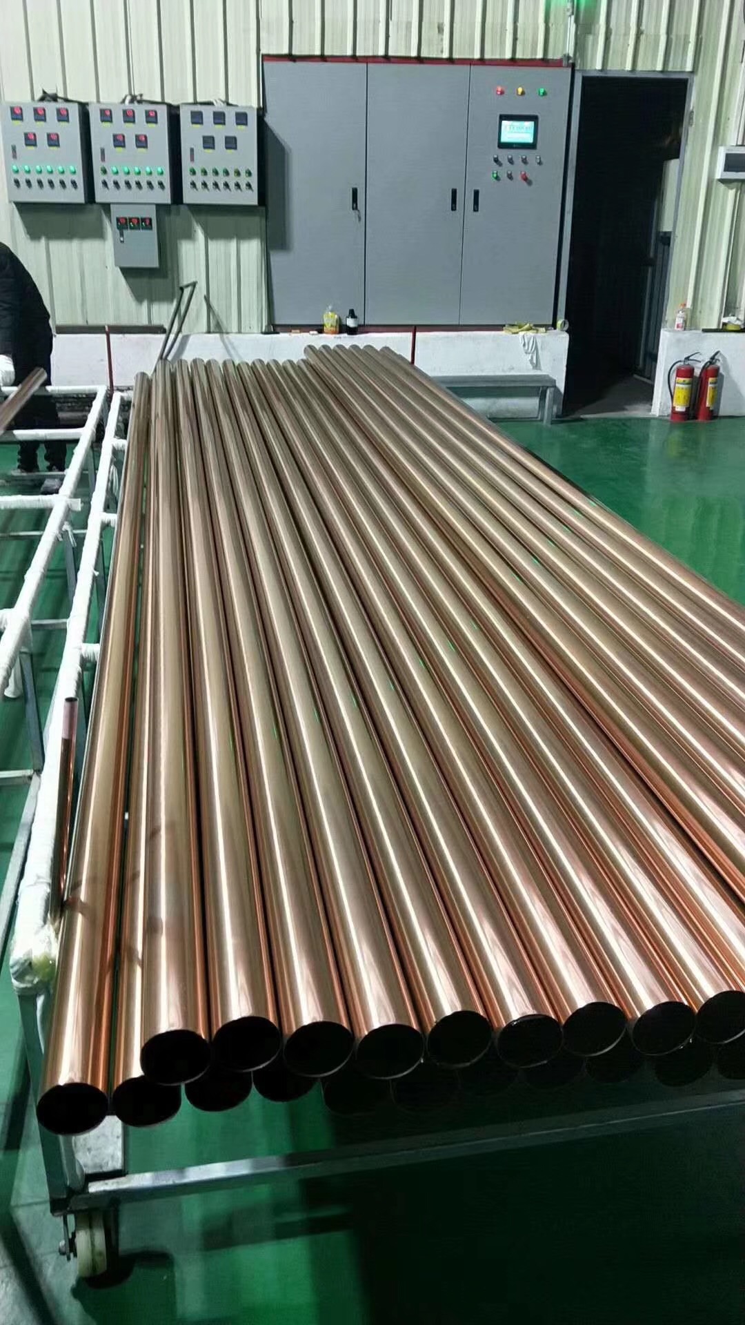 (鑫鸿源彩色不锈钢管厂家)不锈钢拉丝面板是光板经过表面加工而来