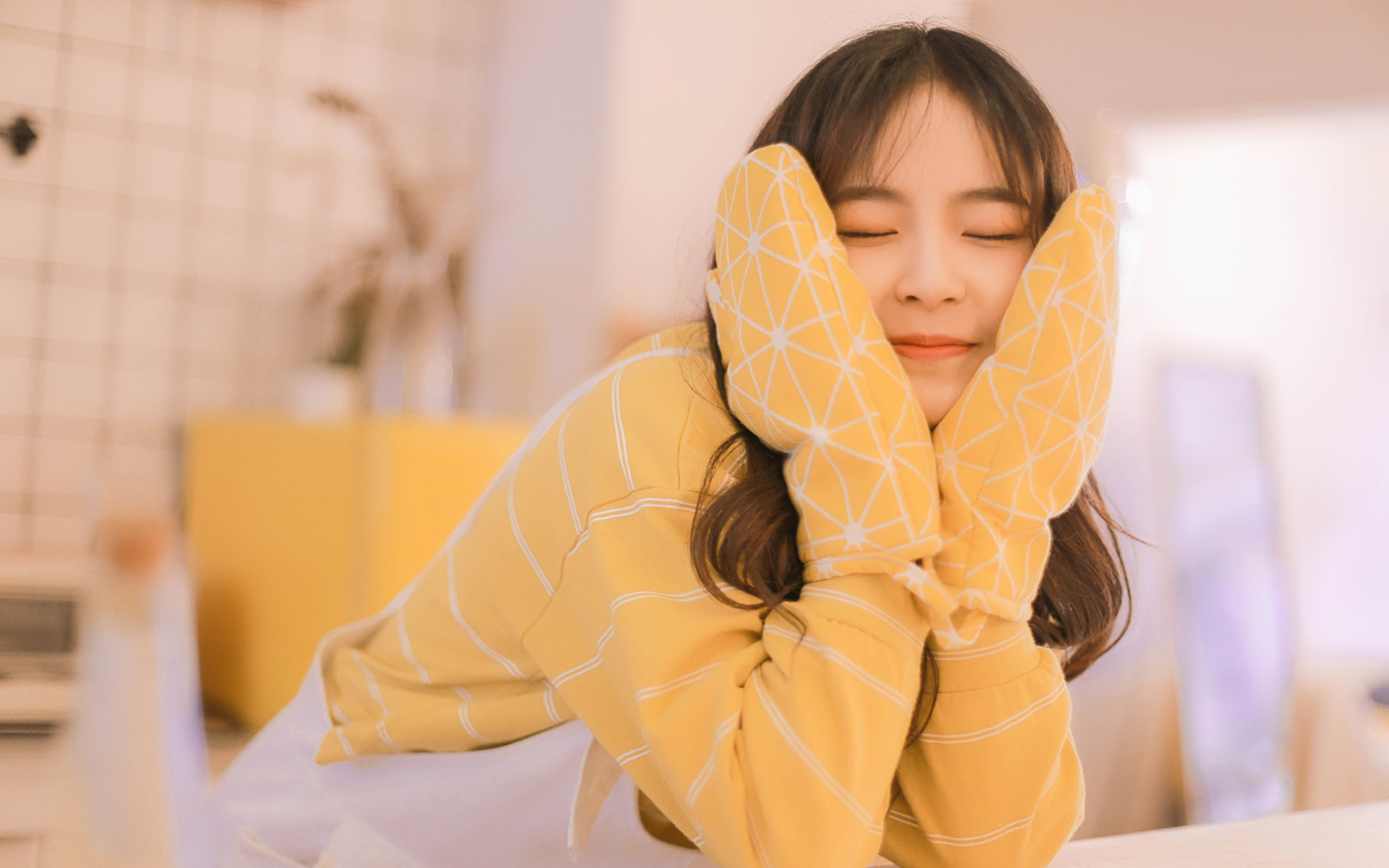 轻熟少女居家唯美文艺写真图片壁纸